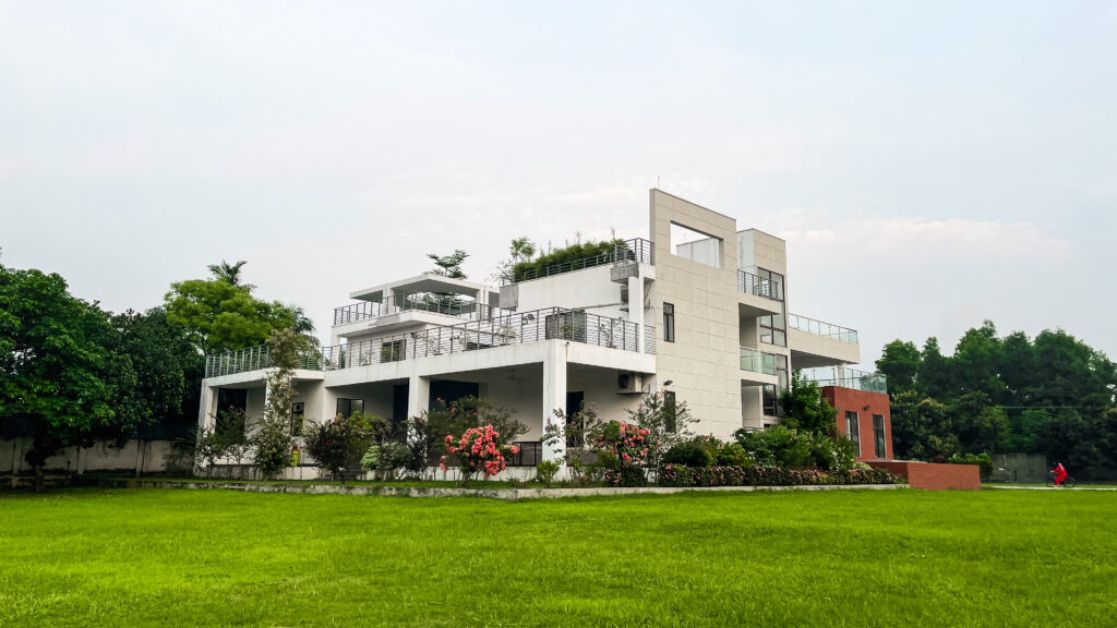 Neel potro resort exterior on a cloudy day