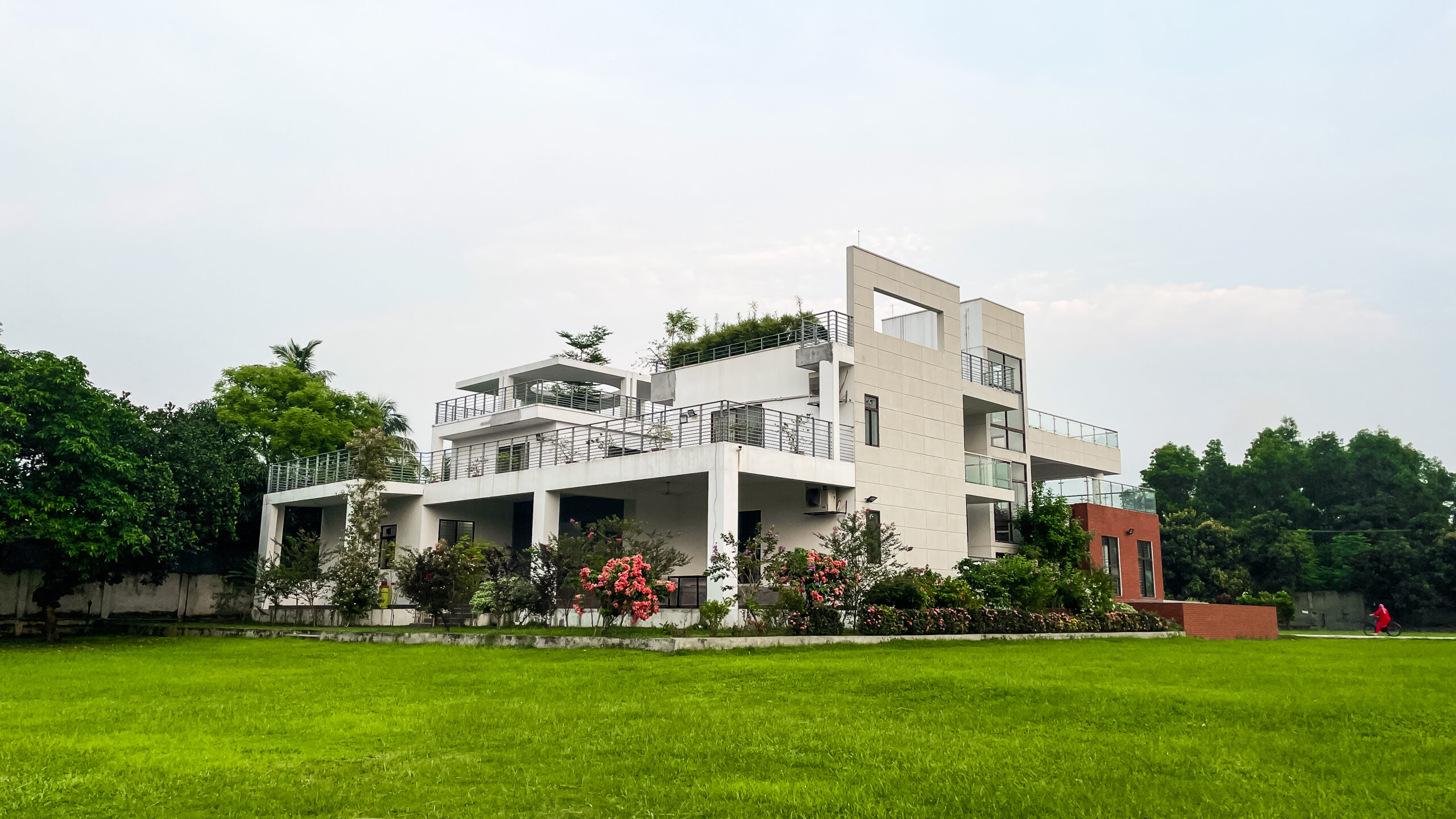 Neel potro resort exterior on a cloudy day