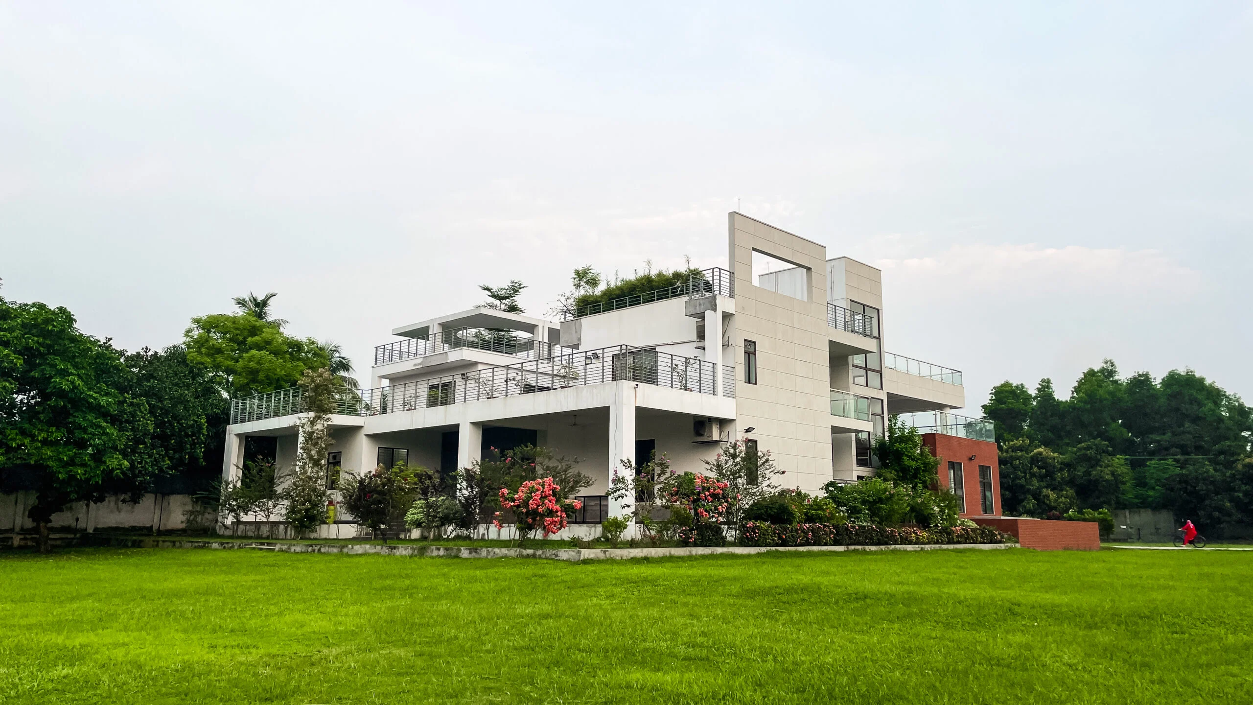 Neel potro resort exterior on a cloudy day